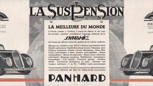 Voiture sur une route de montagne